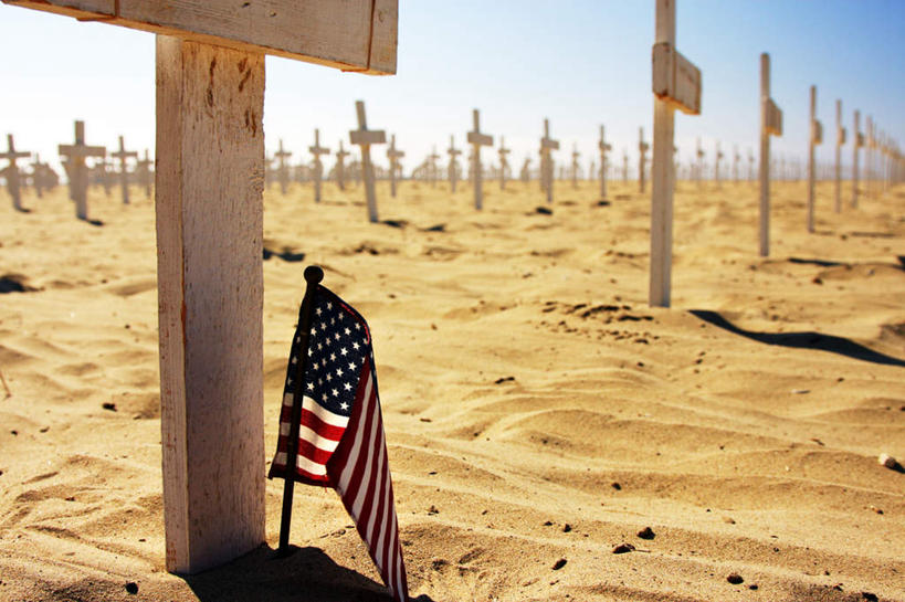 无人,横图,室外,白天,正面,荒凉,旗帜,国旗,美国,一排,许多,阴影,整齐,光线,沙子,十字架,影子,很多,排列,蓝色,蓝天,天空,阳光,天,墓地,晴朗,北美,坟墓,陵墓,北美洲,队列,美洲,坟场,万里无云,北亚美利加洲,亚美利加洲,旗,荒地,荒芜,晴空,晴空万里,彩图