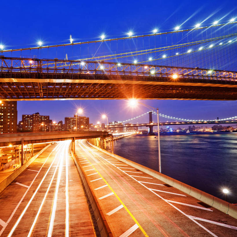 无人,方图,室外,夜晚,正面,河流,水,城市,大桥,道路,立交桥,路,桥梁,公路,纽约,美国,阴影,反射,光线,影子,河水,水流,高架,斜拉桥,桥,灯光,分界线,曼哈顿,停车线,交通,蓝色,倒影,蓝天,天空,天,钢索,吊桥,晴朗,车行道,车行道分界线,悬索桥,倒映,北美,北美洲,标线,美洲,车行线,纽约州,万里无云,帝国之州,帝国州,北亚美利加洲,亚美利加洲,曼哈顿大桥,曼哈顿桥,曼哈坦大桥,反照,晴空,晴空万里,马路,彩图,曼哈顿岛