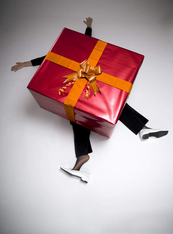 西方人,一个人,躺,伸展双臂,竖图,俯视,室内,白天,白色背景,礼盒,礼物,欧洲,圣诞节,欧洲人,仅一个年轻女性,仅一个女性,仅一个人,节日,庆祝,纸盒,文化,盒子,一只,黄色,红色,包装盒,彩带,蝴蝶结,礼品盒,庆典,摄影,礼品,影棚,纪念,压,卧着,年轻女性,女人,女性,白种人,敞开双臂,伸开双臂,躺着,卧,展开双肩,张开手臂,张开双臂,彩图,高角度拍摄,全身,影棚拍摄,拍摄