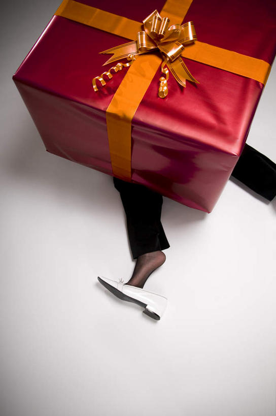 西方人,一个人,躺,伸展双臂,竖图,俯视,室内,白天,白色背景,礼盒,礼物,欧洲,圣诞节,欧洲人,仅一个年轻女性,仅一个女性,仅一个人,节日,庆祝,纸盒,文化,盒子,一只,黄色,红色,包装盒,彩带,蝴蝶结,礼品盒,庆典,摄影,礼品,影棚,纪念,压,卧着,年轻女性,女人,女性,白种人,敞开双臂,伸开双臂,躺着,卧,展开双肩,张开手臂,张开双臂,半身,彩图,高角度拍摄,影棚拍摄,拍摄