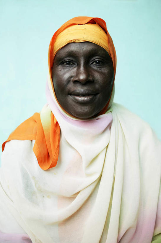 西方人,一个人,站,笑,微笑,竖图,室内,白天,正面,民族服装,欧洲,非洲,黑人,欧洲人,仅一个女性,仅一个人,蓝色背景,节日,包裹,头巾,注视,文化,黄色,观察,看,祈祷,站着,仅一个中年女性,健康,许愿,摄影,宗教,信仰,影棚,观看,纪念,祈求,察看,伊斯兰教,关注,平安,女人,女性,中年女性,非洲人,站立,半身,彩图,影棚拍摄,传统服装,民俗服,拍摄