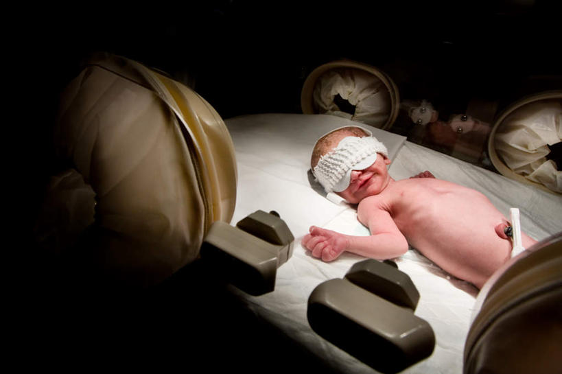 西方人,婴儿,儿童,一个人,躺,横图,俯视,室外,白天,纯洁,摆设,欧洲,欧洲人,仅一个女性,仅一个人,设备,小孩,仅一个小孩,器械,眼罩,可爱,活泼,医疗,宝宝,装备,纯真,烂漫,无邪,设置,卧着,伶俐,天真,女孩,女人,女性,白种人,孩子,躺着,卧,半身,彩图,高角度拍摄,女生