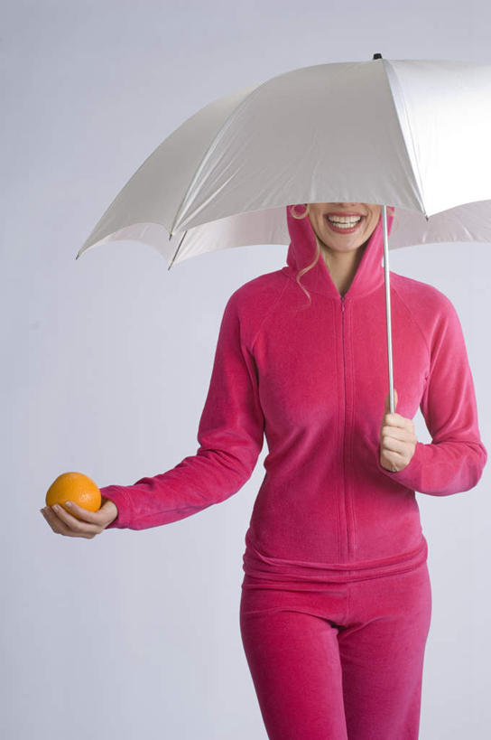 西方人,一个人,站,举,捧,笑,微笑,露齿笑,竖图,室内,白天,正面,柑橘,水果,欧洲,欧洲人,仅一个年轻女性,仅一个女性,仅一个人,撑开,握,阴影,灰色背景,服装,朦胧,模糊,新鲜,反射,伞,影子,雨伞,遮阳伞,生食,食品,果实,拿,拿着,休闲装,阳伞,食物,一个,衣服,粉色,打开,托,站着,休闲,休闲服,握着,摄影,服饰,有机食品,绿色食品,影棚,单个,开启,年轻女性,女人,女性,白种人,橘子,桔子,橙子,橙,端,端着,举起,举手,举着,捧着,手捧,向上举,向上伸,向上托,站立,半身,彩图,影棚拍摄,拍摄