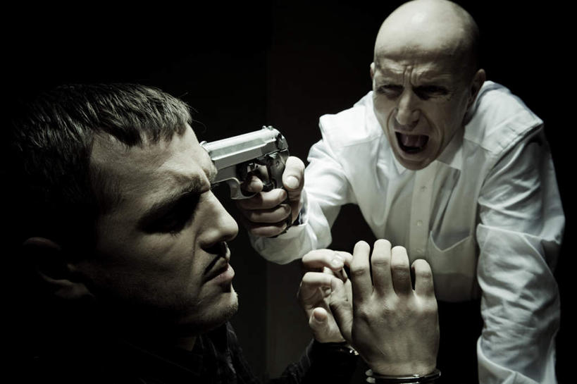 西方人,秃头,两个人,举,说,横图,室内,白天,正面,讨论,竞争,手铐,欧洲,欧洲人,一把,对抗,关闭,握,黑色背景,服装,冲突,工具,拿,拿着,注视,休闲装,破坏,一个,衣服,观察,看,托,张嘴,休闲,休闲服,武器,战争,握着,摄影,服饰,手枪,影棚,单个,观看,禁止,损坏,察看,捕捉,逮捕,攻击,拘捕,束缚,威胁,犯人,对立,关注,矛盾,限制,兵器,防御,捕获,凶恶,囚犯,张大嘴巴,敌对,挫败,斗争,抗拒,抗衡,凶险,警具,警械,押解,缉捕,搜捕,捉拿,拘留,拘系,拘押,拘禁,禁制,杀伤,威慑,阴险,狠毒,横暴,泼辣,肆虐,凶暴,凶横,监犯,囚徒,罪人,拷问,暴虐,残暴,残忍,交流,危险,凶残,凶狠,男人,男性,年轻男性,白种人,光头,无发,张开嘴,沟通,讲话,交谈,举起,举手,举着,商讨,说话,谈话,向上举,向上伸,向上托,半身,彩图,影棚拍摄,拍摄