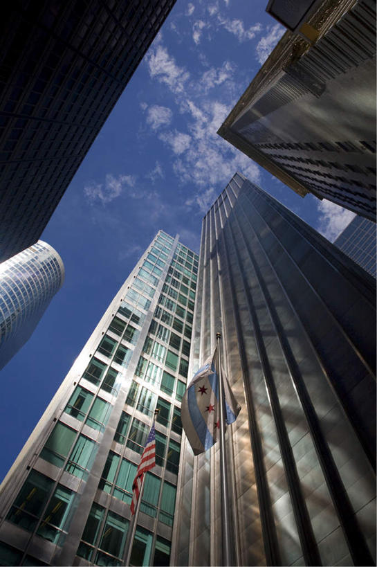 无人,高楼大厦,竖图,室外,白天,仰视,度假,办公楼,美景,城市风光,城市,大厦,建筑,摩天大楼,写字楼,旗帜,国旗,美国,阴影,条纹,光线,影子,景观,云,云朵,云彩,娱乐,蓝色,白云,蓝天,天空,阳光,楼宇,天,享受,休闲,商务楼,景色,放松,晴朗,北美,北美洲,美洲,伊利诺斯州,芝加哥,世界屠猪城,巨肩之城,劳动之城,伊利诺伊,伊利诺伊州,伊利诺州,芝加哥市,芝城,林肯之地,北亚美利加洲,亚美利加洲,旗,晴空,彩图,低角度拍摄,大楼,高层建筑,高楼,摩天楼