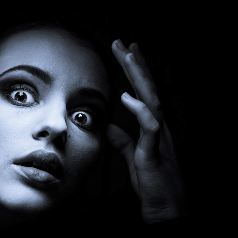 西方人,脸,头,脸颊,手,一个人,站,方图,室内,特写,白天,正面,欧洲,欧洲人,仅一个年轻女性,仅一个女性,仅一个人,阴影,黑色背景,朦胧,模糊,光线,影子,灯光,注视,肩膀,观察,看,站着,手部,摄影,影棚,观看,惊恐,察看,关注,惊慌,恐慌,惊骇,年轻女性,女人,女性,白种人,头部,脸部,脸蛋,面部,站立,半身,彩图,影棚拍摄,拍摄