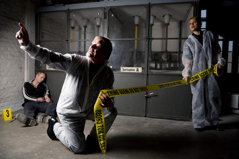 西方人,三个人,警察,警卫,栏杆,躺,横图,室内,白天,正面,窗户,柜子,落地窗,橱窗,欧洲,欧洲人,一根,握,检查,英文,标志,文字,字符,字母,围栏,现场,标识,护栏,玻璃窗,一个,黄色,绳子,橱柜,靠,靠着,针管,针筒,握着,注射,单个,英文字母,犯罪,毒品,医疗,医疗设备,注射器,犯法,犯人,囚犯,玻璃橱窗,搜检,监犯,囚徒,罪人,查察,查抄,检察,审查,卧着,男人,男性,年轻男性,白种人,保安,警卫员,看守,卫兵,躺着,卧,彩图,全身