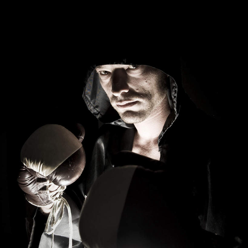 西方人,一个人,拳击手,站,竖图,室内,白天,正面,锻炼,比赛,运动,拳击,欧洲,欧洲人,仅一个男性,仅一个人,阴影,黑色背景,拳套,光线,影子,灯光,仅一个年轻男性,站着,摄影,影棚,体育,男人,男性,年轻男性,白种人,拳击家,拳击运动员,站立,半身,彩图,影棚拍摄,健身,拍摄