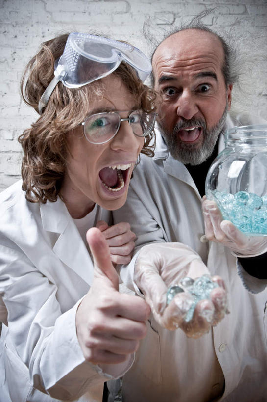 西方人,两个人,同事,科学家,站,竖图,室内,白天,正面,工作服,制服,智慧,成功,合作,团队,集体,信心,实验,仪器,欧洲,欧洲人,握,突出,研究,透明,分析,化学,测试,烧瓶,眼镜,拿,拿着,称赞,表扬,队伍,玻璃制品,玻璃瓶,瓶子,手势,站着,器皿,竖,握着,翘,高,领导,夸奖,优秀,成就,合伙,领袖,近视眼镜,科学研究者,玻璃仪器,试验耗材,实验用品,好,妙,顺利,出色,超群,杰出,卓越,奇妙,圆底烧瓶,工作制服,聪明,男人,男性,女人,女性,中年男性,中年女性,白种人,大拇指,科学工作者,站立,半身,彩图,工作套服