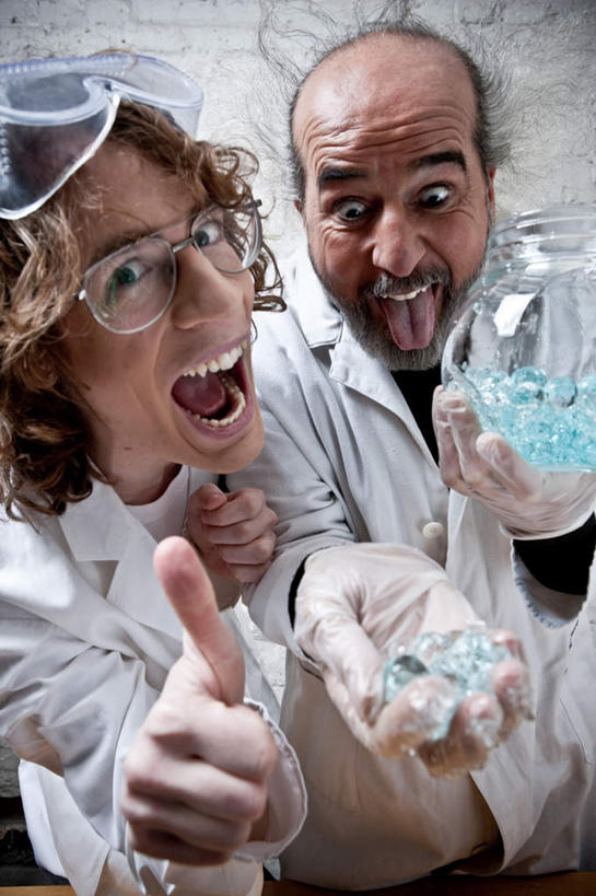 西方人,两个人,同事,科学家,站,竖图,室内,白天,正面,工作服,制服,智慧,成功,合作,团队,集体,信心,实验,仪器,欧洲,欧洲人,握,突出,研究,透明,分析,化学,测试,烧瓶,眼镜,拿,拿着,称赞,表扬,队伍,玻璃制品,玻璃瓶,瓶子,手势,站着,器皿,竖,握着,翘,高,领导,夸奖,优秀,成就,合伙,领袖,近视眼镜,科学研究者,玻璃仪器,试验耗材,实验用品,好,妙,顺利,出色,超群,杰出,卓越,奇妙,圆底烧瓶,工作制服,聪明,男人,男性,女人,女性,中年男性,中年女性,白种人,大拇指,科学工作者,站立,半身,彩图,工作套服