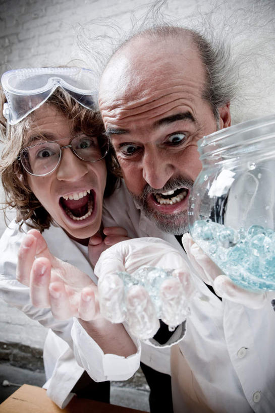 西方人,胡须,两个人,同事,科学家,站,竖图,室内,白天,正面,工作服,制服,成功,合作,团队,集体,信心,实验,仪器,欧洲,欧洲人,握,研究,透明,分析,化学,测试,烧瓶,眼镜,墙,拿,拿着,队伍,墙壁,墙面,玻璃制品,玻璃瓶,瓶子,站着,器皿,握着,领导,成就,合伙,领袖,近视眼镜,科学研究者,玻璃仪器,试验耗材,实验用品,圆底烧瓶,工作制服,男人,男性,女人,女性,中年男性,中年女性,白种人,胡子,络腮胡,科学工作者,站立,半身,彩图,工作套服