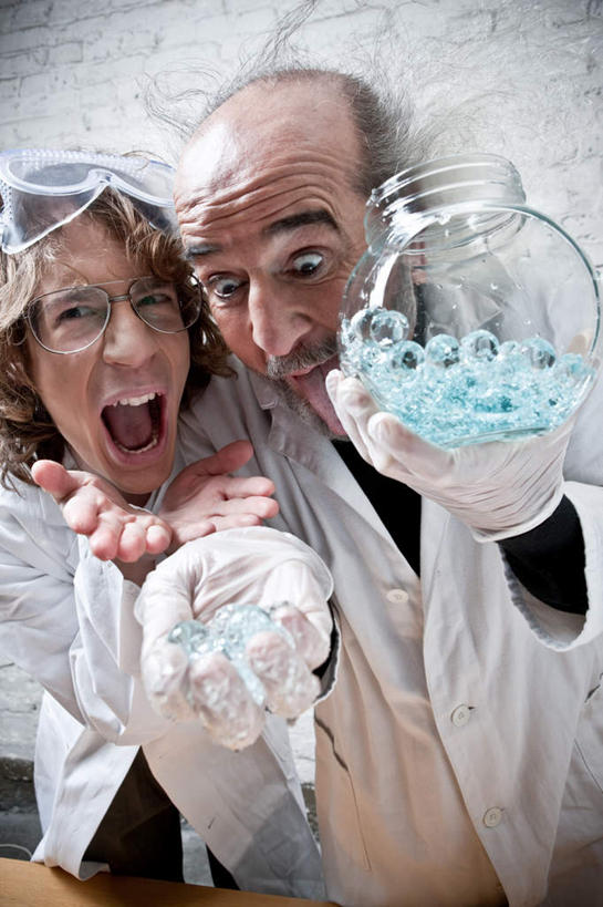 西方人,胡须,两个人,同事,科学家,站,竖图,室内,白天,正面,工作服,制服,成功,合作,团队,集体,信心,实验,仪器,欧洲,欧洲人,握,研究,透明,分析,化学,测试,烧瓶,眼镜,墙,拿,拿着,队伍,墙壁,墙面,玻璃制品,玻璃瓶,瓶子,站着,器皿,握着,领导,成就,合伙,领袖,近视眼镜,科学研究者,玻璃仪器,试验耗材,实验用品,圆底烧瓶,工作制服,男人,男性,女人,女性,中年男性,中年女性,白种人,胡子,络腮胡,科学工作者,站立,半身,彩图,工作套服