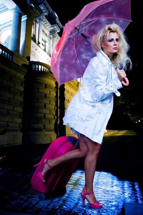 西方人,一个人,举,竖图,室外,白天,侧面,化妆,美容,欧洲,欧洲人,仅一个年轻女性,仅一个女性,仅一个人,一把,撑开,护肤,握,服装,拉杆箱,旅行箱,伞,雨伞,遮阳伞,墙,拿,拿着,休闲装,阳伞,墙壁,墙面,衣服,粉色,行李箱,箱子,打开,托,保养,享受,休闲,休闲服,眼影,放松,握着,保健,服饰,出差,开启,养颜,年轻女性,女人,女性,白种人,举起,举手,举着,向上举,向上伸,向上托,彩图,全身,旅行