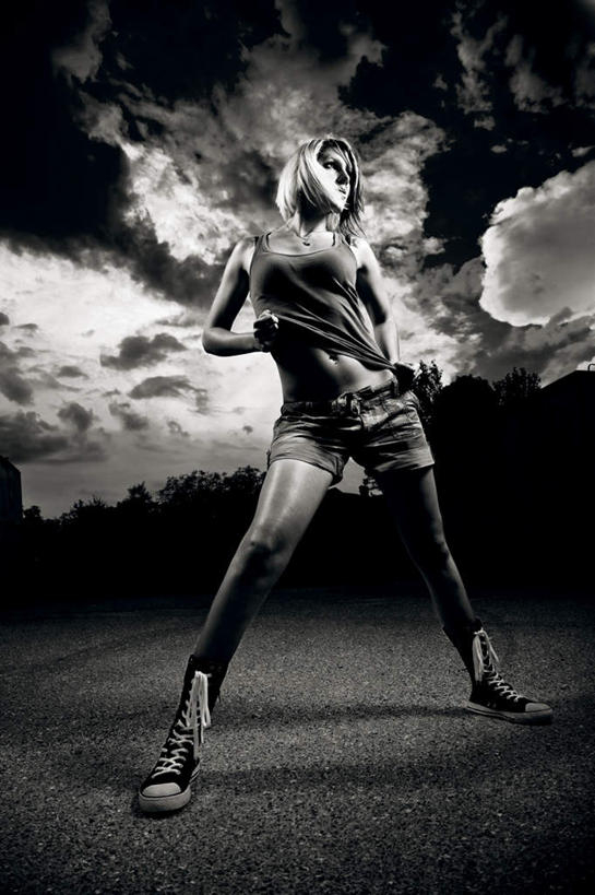 西方人,一个人,站,竖图,室外,白天,仰视,欧洲,欧洲人,仅一个年轻女性,仅一个女性,仅一个人,握,阴影,服装,飘扬,反射,影子,云,云朵,拿,云彩,拿着,注视,休闲装,衣服,白云,天空,天,观察,看,站着,休闲,休闲服,握着,服饰,晴朗,观看,察看,关注,撕扯,浮荡,飘拂,漂荡,飘零,年轻女性,女人,女性,白种人,晴空,站立,彩图,低角度拍摄,全身,短发,飘荡