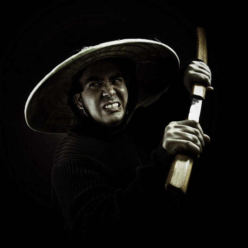 东方人,一个人,站,方图,室内,白天,正面,竞争,帽子,亚洲,仅一个男性,仅一个人,仅一个中年男性,一把,戴,对抗,握,黑色背景,冲突,武士刀,刀具,拿,拿着,黄种人,破坏,刀,站着,武器,战争,握着,摄影,影棚,打架,损坏,戴着,攻击,威胁,对立,矛盾,兵器,打斗,防御,日本刀,斗殴,敌对,挫败,斗争,抗拒,抗衡,冷兵器,凶器,杀伤,威慑,东洋刀,东瀛刀,日本武士刀,一顶,危险,男人,男性,中年男性,亚洲人,站立,半身,彩图,影棚拍摄,拍摄