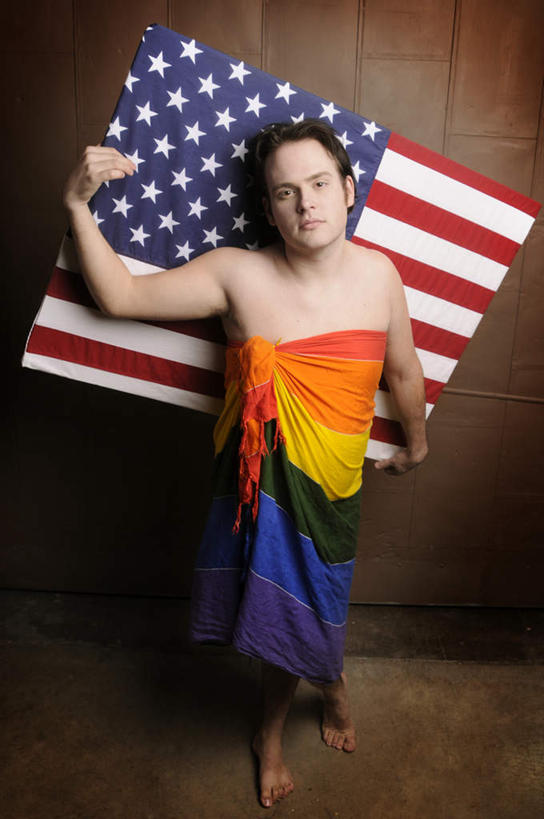 西方人,手,一个人,站,竖图,室内,白天,正面,兴奋,热情,地板,旗帜,国旗,欧洲,欧洲人,仅一个男性,仅一个人,握,透明,墙,地面,开放,拿,拿着,注视,木地板,墙壁,墙面,仅一个年轻男性,红色,蓝色,白色,观察,看,站着,健康,温暖,手部,奔放,活力,积极,激情,握着,美国国旗,朝气,观看,踮脚,暖色,吉祥,察看,卫生,生命,关注,裹着,饱满,纯真,洁净,理智,沉静,革命,光明,热烈,赤色,恬静,中间色,充实,斗志,朴素,清白,喜气,主动,冷色,高深,冷淡,男人,男性,年轻男性,白种人,旗,站立,半身,彩图,欢乐