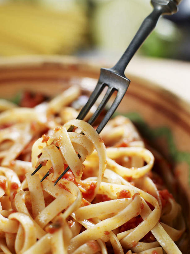 意大利面,无人,竖图,俯视,室内,特写,白天,兴奋,热情,餐具,阴影,朦胧,模糊,透明,反射,叉子,影子,陶瓷,陶瓷制品,辉煌,开放,番茄酱,黄色,红色,容器,碗,健康,温暖,奔放,活力,积极,激情,活泼,朝气,希望,储藏,暖色,吉祥,生命,储存,光辉,饱满,餐叉,革命,光明,热烈,赤色,充实,斗志,喜气,主动,功名,轻快,进餐用具,彩图,高角度拍摄,欢乐,贮存