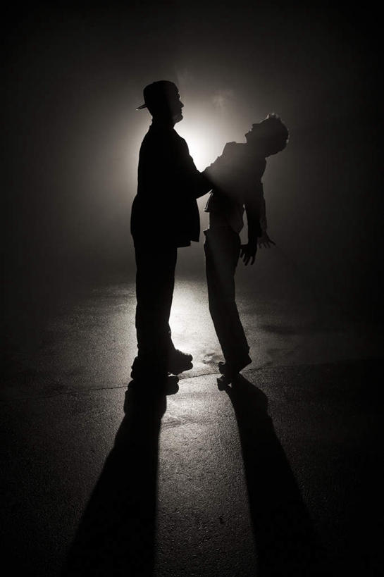 西方人,两个人,站,竖图,室外,夜晚,侧面,雾,帽子,欧洲,欧洲人,握,阴影,朦胧,模糊,光线,影子,灯光,背光,拿,拿着,注视,运动帽,相视,观察,看,站着,面对面,鸭舌帽,握着,观看,对视,迷雾,察看,暴力,关注,相对,凶恶,逆光,相看,凶险,阴险,狠毒,横暴,泼辣,肆虐,凶暴,凶横,暴虐,残暴,残忍,凶残,凶狠,男人,男性,年轻男性,白种人,大雾,站立,彩图,全身