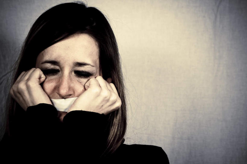 西方人,手,一个人,站,举,闭眼,哭,横图,室内,特写,白天,正面,房间,欧洲,欧洲人,仅一个年轻女性,仅一个女性,仅一个人,一双,握,阴影,服装,光线,影子,墙,灯光,休闲装,墙壁,墙面,衣服,托,站着,休闲,手部,休闲服,握着,眼泪,服饰,胶带,惊恐,泪水,惊慌,恐慌,惊骇,年轻女性,女人,女性,白种人,闭眼睛,闭着眼,闭着眼睛,举起,举手,举着,向上举,向上伸,向上托,站立,半身,彩图,哭泣,哭啼