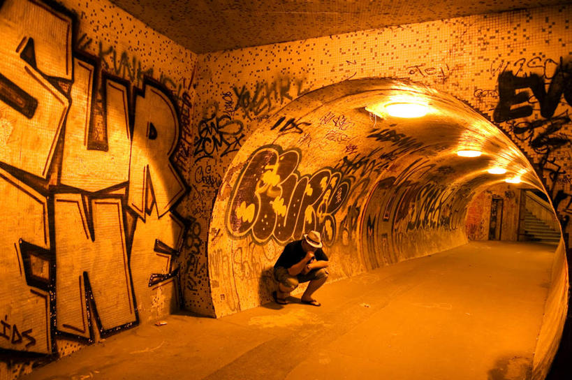 西方人,一个人,蹲,吸烟,横图,室外,夜晚,正面,抽象,绘画,石头,门,路灯,香烟,照明,欧洲,欧洲人,仅一个男性,仅一个人,阴影,服装,艺术,光线,彩绘,石子,图案,影子,墙,拱门,灯光,艺术品,古典,注视,休闲装,文化,墙壁,墙面,灯,仅一个年轻男性,衣服,工艺品,门框,观察,看,品味,休闲,概念,休闲服,烟,服饰,观看,照亮,美术,察看,高雅,照明设备,关注,美学,图文,男人,男性,年轻男性,白种人,卷烟,烟草,纸烟,石块,岩石,抽烟,蹲着,彩图,全身,涂鸦