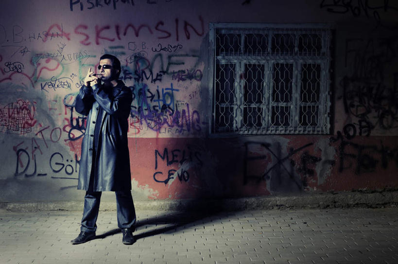 西方人,一个人,站,横图,室外,夜晚,正面,抽象,绘画,香烟,欧洲,欧洲人,仅一个男性,仅一个人,服装,艺术,英文,标志,彩绘,瓷砖,地砖,墨镜,图案,文字,眼镜,字符,字母,墙,艺术品,地面,古典,注视,休闲装,文化,标识,墙壁,墙面,仅一个年轻男性,衣服,太阳镜,太阳眼镜,工艺品,观察,看,品味,站着,休闲,概念,休闲服,烟,遮阳镜,服饰,观看,英文字母,美术,察看,高雅,关注,美学,图文,男人,男性,年轻男性,白种人,卷烟,烟草,纸烟,站立,彩图,全身,涂鸦