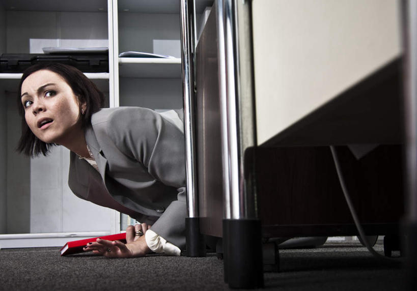 西方人,一个人,办公室,横图,室内,白天,侧面,西装,地毯,柜子,欧洲,欧洲人,仅一个年轻女性,仅一个女性,仅一个人,套装,正装,材料,档案,文件,扭头,注视,职业装,资料,观察,看,趴着,转头,观看,害怕,惊恐,察看,胆怯,关注,文档,档案柜,惊慌,恐慌,畏惧,惊骇,年轻女性,女人,女性,白种人,趴,半身,彩图,短发