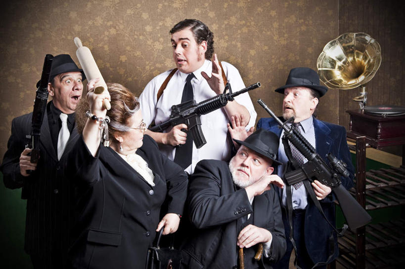 西方人,手,站,坐,举,笑,说,微笑,露齿笑,横图,室内,白天,正面,衬衫,西装,讨论,绘画,竞争,帽子,欧洲,欧洲人,对抗,握,套装,正装,艺术,装饰,冲突,工具,枪,墙,领带,许多人,拿,拿着,注视,职业装,礼帽,破坏,文化,壁画,墙壁,墙面,观察,看,托,站着,一群人,手部,器械,武器,战争,握着,拐杖,观看,华丽,修饰,损坏,点缀,察看,攻击,威胁,对立,关注,矛盾,兵器,医疗器械,防御,敌对,挫败,斗争,抗拒,抗衡,衬托,美观,雅致,雅观,杀伤,威慑,辅助设备,前臂拐,交流,危险,白种人,沟通,画画,讲话,交谈,举起,举手,举着,商讨,说话,谈话,向上举,向上伸,向上托,站立,坐着,半身,彩图,衬衣