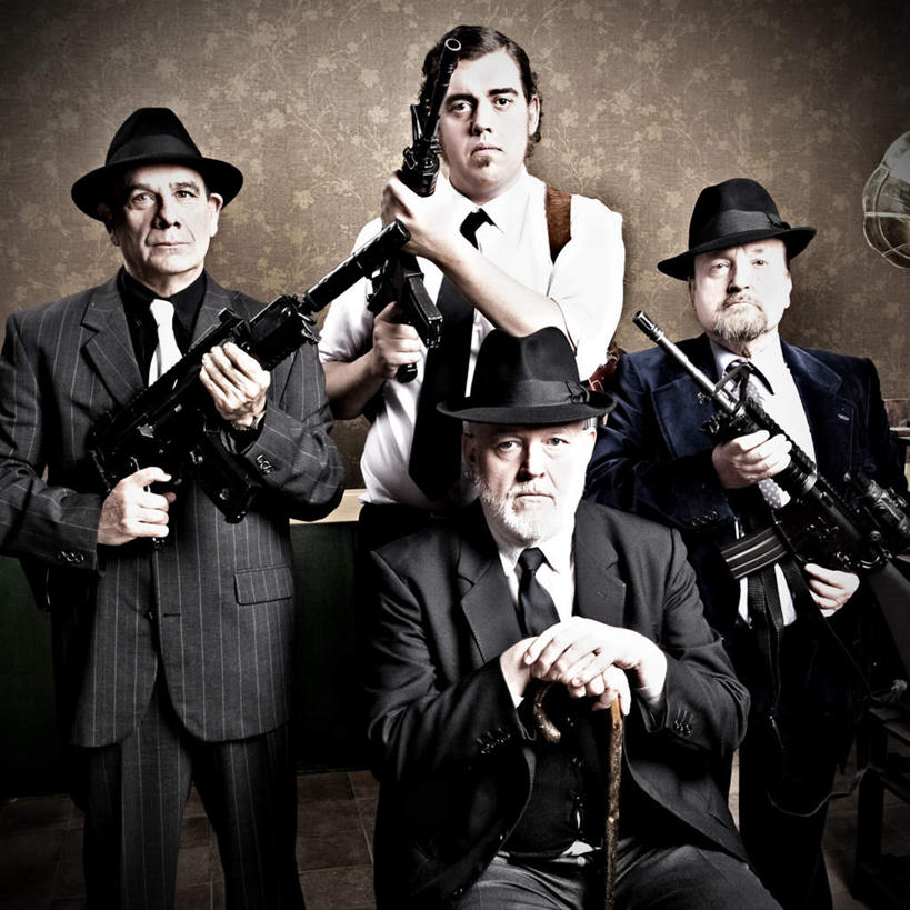 西方人,手,四个人,站,坐,举,笑,说,微笑,露齿笑,方图,室内,白天,正面,衬衫,西装,讨论,绘画,竞争,帽子,欧洲,欧洲人,对抗,握,套装,正装,艺术,装饰,冲突,工具,枪,墙,领带,拿,拿着,注视,职业装,礼帽,破坏,文化,壁画,墙壁,墙面,观察,看,托,站着,手部,器械,武器,战争,握着,拐杖,观看,华丽,修饰,损坏,点缀,察看,攻击,威胁,对立,关注,矛盾,兵器,医疗器械,防御,敌对,挫败,斗争,抗拒,抗衡,衬托,美观,雅致,雅观,杀伤,威慑,辅助设备,前臂拐,交流,危险,老年男性,男人,男性,白种人,沟通,画画,讲话,交谈,举起,举手,举着,商讨,说话,谈话,向上举,向上伸,向上托,站立,坐着,半身,彩图,衬衣