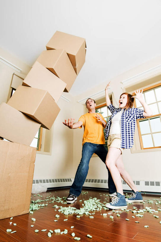 西方人,两个人,家,站,伸展双臂,竖图,室内,白天,仰视,爱情,欧洲,欧洲人,一堆,许多,倒,堆叠,堆积,惊讶,纸盒,房屋,屋子,公寓,很多,浪漫,洋房,楼房,住宅,盒子,包装盒,站着,温暖,温馨,恩爱,倾倒,恋人,堆,惊奇,惊恐,和睦,惊慌,恐慌,诧异,惊骇,男人,男性,年轻男性,年轻女性,女人,女性,白种人,情侣,敞开双臂,伸开双臂,展开双肩,站立,张开手臂,张开双臂,彩图,低角度拍摄,全身,房子,伴侣,融洽