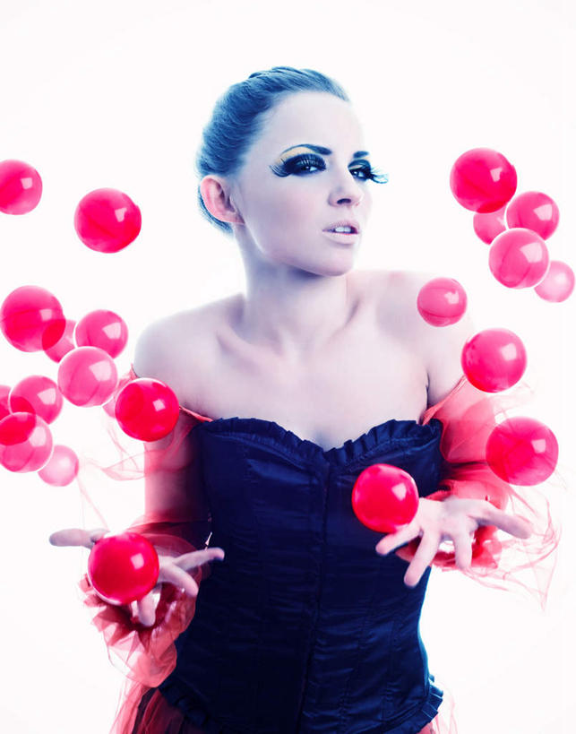 西方人,一个人,站,竖图,室内,白天,白色背景,正面,裙子,欧洲,欧洲人,双手,仅一个年轻女性,仅一个女性,仅一个人,一条,许多,展开,张开,连衣裙,飘扬,塑胶,很多,注视,球,红色,抹胸,泡泡,观察,看,托,站着,球体,摄影,影棚,观看,察看,关注,抹胸裙,浮荡,飘拂,漂荡,飘零,尤物,年轻女性,女人,女性,白种人,站立,半身,彩图,影棚拍摄,拍摄,佳丽,丽人,美人,飘荡