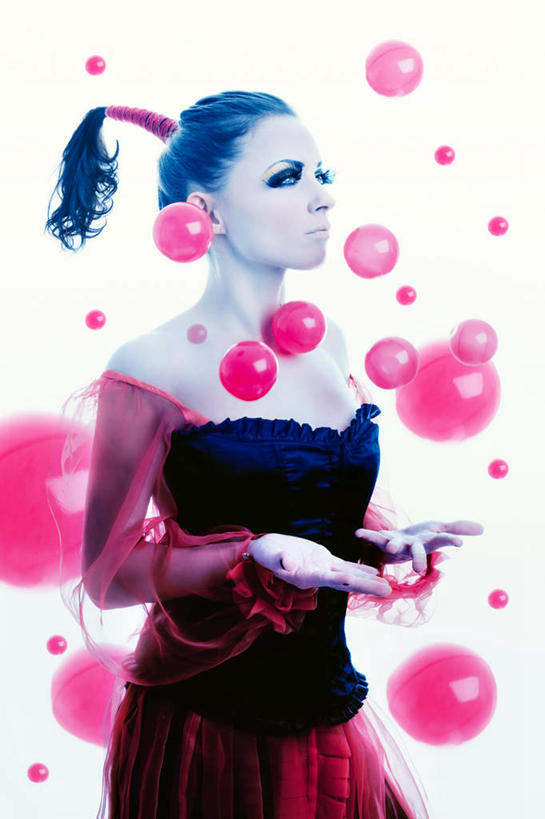 西方人,一个人,站,竖图,室内,白天,白色背景,侧面,裙子,欧洲,欧洲人,双手,仅一个年轻女性,仅一个女性,仅一个人,一条,许多,展开,张开,连衣裙,飘扬,造型,塑胶,很多,注视,球,红色,抹胸,泡泡,观察,看,托,站着,球体,辫子,摄影,影棚,观看,察看,马尾辫,关注,抹胸裙,浮荡,飘拂,漂荡,飘零,尤物,年轻女性,女人,女性,白种人,发型,站立,半身,彩图,影棚拍摄,拍摄,佳丽,丽人,美人,飘荡