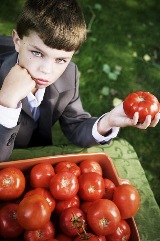 西方人,儿童,手,一个人,坐,竖图,俯视,室外,白天,西装,兴奋,纯洁,热情,草地,草坪,植物,餐桌,桌子,蔬菜,西红柿,欧洲,欧洲人,仅一个男性,仅一个人,一堆,握,阴影,堆叠,堆积,套装,正装,新鲜,光线,影子,塑料,食品,开放,拿,拿着,注视,盒子,草,食物,小孩,红色,绿色,阳光,容器,塑料制品,观察,看,仅一个小孩,健康,温暖,手部,奔放,活力,积极,激情,可爱,童年,童趣,握着,朝气,有机食品,绿色食品,餐台,观看,储藏,堆,暖色,吉祥,察看,郁闷,生命,储存,关注,饱满,童真,烂漫,无邪,革命,热烈,赤色,充实,斗志,喜气,主动,天真,男孩,男人,男性,白种人,孩子,樱桃番茄,圣女果,番茄,坐着,半身,彩图,高角度拍摄,欢乐,贮存,男生