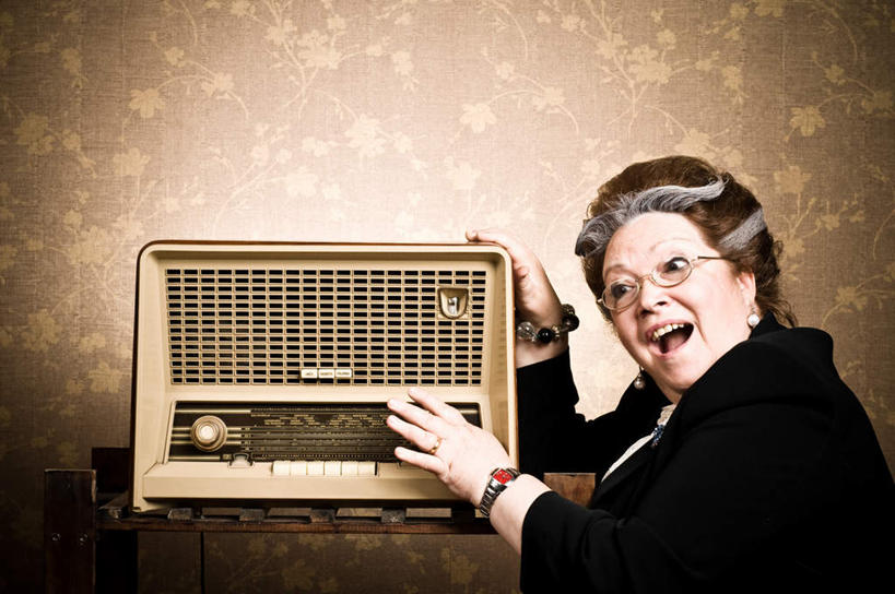 西方人,一个人,坐,笑,摸,微笑,露齿笑,横图,室内,白天,侧面,光晕,壁纸,欧洲,欧洲人,仅一个女性,仅一个人,一副,抚摸,花纹,服装,图案,眼镜,注视,设备,一个,衣服,黄色,黑色,收音机,观察,看,张嘴,服饰,仅一个老年女性,单个,观看,老花镜,信号,无线电,察看,放置,搁置,安排,衣着,穿着,关注,广播,张大嘴巴,衣饰,无线电技术,远视眼镜,老年女性,女人,女性,白种人,墙纸,张开嘴,触摸,接触,坐着,半身,彩图