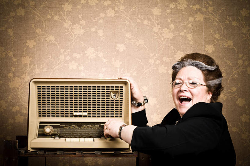 西方人,一个人,坐,笑,摸,微笑,露齿笑,横图,室内,白天,侧面,光晕,壁纸,欧洲,欧洲人,仅一个女性,仅一个人,一副,抚摸,花纹,服装,图案,眼镜,注视,设备,一个,衣服,黄色,黑色,收音机,观察,看,张嘴,服饰,仅一个老年女性,单个,观看,老花镜,信号,无线电,察看,放置,搁置,安排,衣着,穿着,关注,广播,张大嘴巴,衣饰,无线电技术,远视眼镜,老年女性,女人,女性,白种人,墙纸,张开嘴,触摸,接触,坐着,半身,彩图