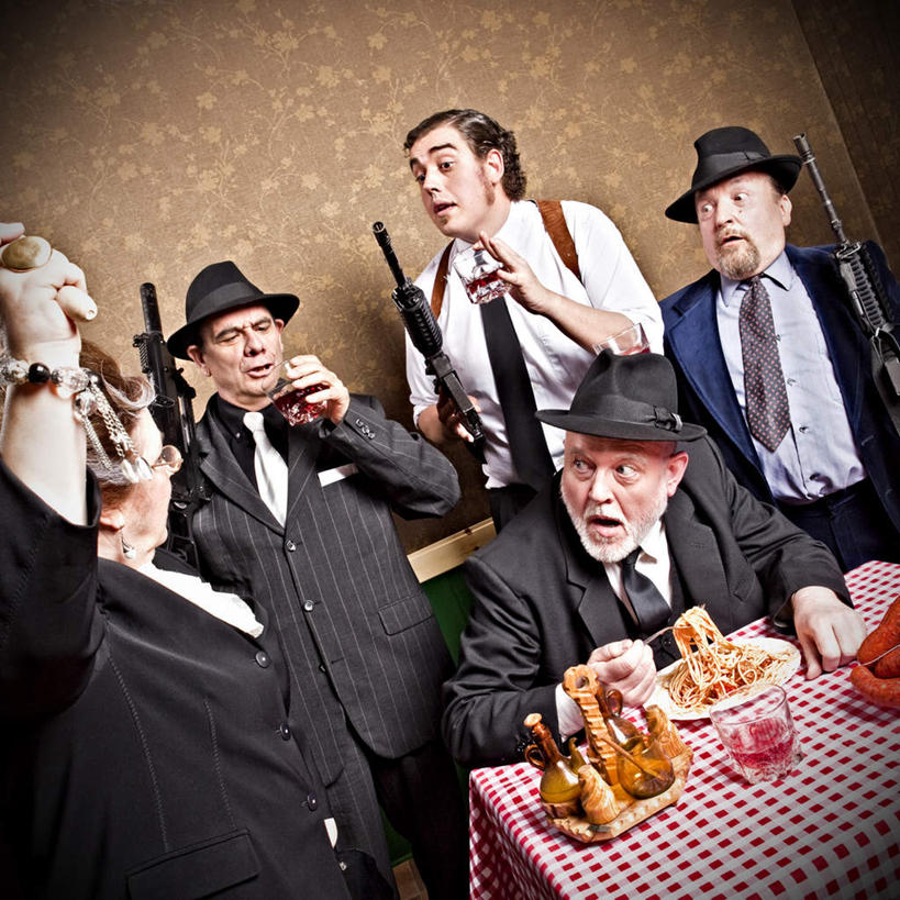 西方人,胡须,坐,举,说,方图,室内,白天,正面,衬衫,西装,讨论,竞争,杯子,帽子,欧洲,欧洲人,五个人,对抗,握,套装,服装,正装,冲突,枪,墙,领带,许多人,拿,拿着,职业装,礼帽,破坏,墙壁,墙面,玻璃制品,衣服,酒杯,啤酒杯,托,一群人,武器,战争,握着,服饰,惊恐,损坏,攻击,威胁,衣着,穿着,对立,矛盾,兵器,防御,机关枪,惊慌,恐慌,敌对,挫败,斗争,抗拒,抗衡,杀伤,威慑,衣饰,惊骇,交流,危险,男人,男性,年轻男性,中年男性,白种人,胡子,络腮胡,玻璃杯,沟通,讲话,交谈,举起,举手,举着,商讨,说话,谈话,向上举,向上伸,向上托,坐着,半身,彩图,衬衣