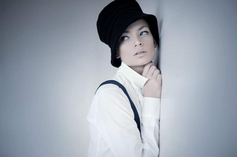 西方人,一个人,模特,站,横图,室内,白天,白色背景,侧面,衬衫,帽子,欧洲,欧洲人,仅一个年轻女性,仅一个女性,仅一个人,扭头,注视,观察,看,靠,靠着,倚靠,站着,转头,摄影,影棚,观看,背带,察看,倚着,关注,棉帽,年轻女性,女人,女性,白种人,模特儿,站立,半身,彩图,影棚拍摄,衬衣,拍摄