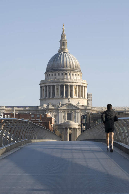 西方人,一个人,教堂,竖图,室外,白天,河流,水,大桥,立交桥,桥梁,英国,欧洲,欧洲人,仅一个年轻女性,仅一个女性,仅一个人,阴影,反射,影子,河水,水流,高架,斜拉桥,桥,圆顶,泰晤士河,背面,蓝色,蓝天,天空,天,宗教,信仰,晴朗,西欧,大不列颠,信念,大不列颠及北爱尔兰联合王国,万里无云,大不列颠联合王国,日不落英帝国,千禧桥,年轻女性,女人,女性,白种人,晴空,晴空万里,彩图,全身,大教堂,礼拜堂