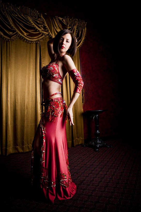 西方人,一个人,站,竖图,室内,白天,正面,民族服装,跳舞,欧洲,欧洲人,仅一个年轻女性,仅一个女性,仅一个人,阴影,灰色背景,内衣,服装,反射,影子,古典,注视,文化,传统,衣服,观察,看,站着,胸罩,文胸,摄影,服饰,帷幕,影棚,观看,古装,察看,关注,帷幔,幕布,舞姿,幕帘,背手,肚皮舞,韵味,乳罩,胸衣,帷幔布,年轻女性,女人,女性,白种人,站立,彩图,全身,影棚拍摄,传统服装,民俗服,拍摄,舞蹈