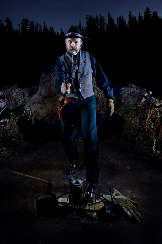 西方人,一个人,站,举,竖图,室外,夜晚,正面,安全,竞争,森林,树林,植物,欧洲,欧洲人,仅一个男性,仅一个人,仅一个中年男性,对抗,握,服装,冲突,防护,拿,拿着,注视,休闲装,破坏,树,树木,衣服,绿色,天空,自然,手套,天,观察,看,托,站着,休闲,休闲服,武器,战争,握着,服饰,手枪,生长,成长,观看,保护,损坏,察看,攻击,威胁,对立,关注,矛盾,兵器,保险,防御,抢劫,敌对,挫败,斗争,抗拒,抗衡,保全,周全,安稳,安定,杀伤,威慑,防护手套,掳掠,平安,危险,男人,男性,中年男性,白种人,举起,举手,举着,向上举,向上伸,向上托,站立,彩图,全身