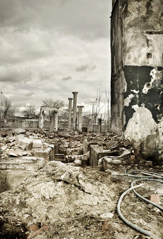 无人,家,竖图,室外,白天,正面,破旧,陈旧,房屋,屋子,云,云朵,云彩,楼房,废墟,住宅,白云,天空,天,晴朗,灾难,丢弃,抛弃,灾祸,陈腐,遗弃,摈弃,扔掉,扔弃,甩掉,扬弃,晴空,彩图,房子,灾害