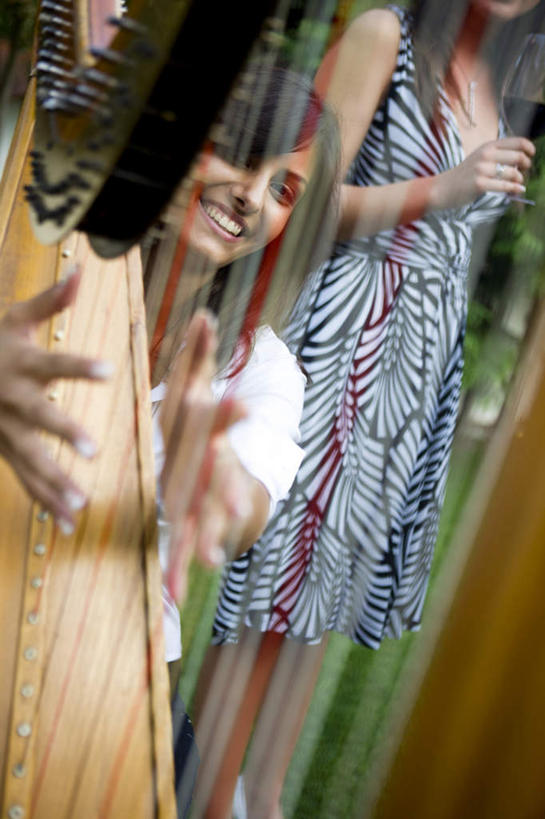 西方人,两个人,站,笑,摸,微笑,露齿笑,竖图,室外,白天,正面,游戏,欧洲,欧洲人,表演,抚摸,弹奏,玩,娱乐,扮演,站着,休闲,活动,控制,演出,发泄,消遣,智力,宣泄,节制,掌握,年轻女性,女人,女性,白种人,触摸,接触,玩耍,嬉戏,站立,半身,彩图