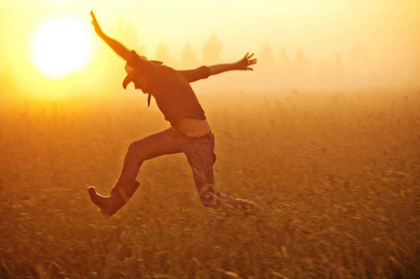 西方人,手,一个人,跳,举,横图,室外,白天,侧面,农作物,小麦,日落,雾,帽子,欧洲,欧洲人,仅一个男性,仅一个人,阴影,朦胧,模糊,光线,影子,晚霞,霞光,云,云朵,落日,谷物,半空,云彩,牛仔服,仅一个年轻男性,蓝色,白云,蓝天,天空,阳光,黄昏,天,托,手部,牛仔帽,稻谷,稻子,彩霞,麦子,晴朗,迷雾,夕照,男人,男性,年轻男性,白种人,大雾,晴空,夕阳,举起,举手,举着,跳跃,向上举,向上伸,向上托,彩图,全身,斜阳