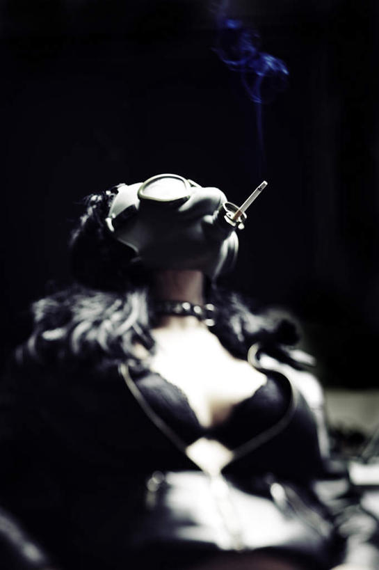 西方人,一个人,坐,摸,竖图,室内,白天,正面,安全,香烟,椅子,欧洲,欧洲人,仅一个年轻女性,仅一个女性,仅一个人,抚摸,黑色背景,服装,模糊,分离,面具,器材,木椅,防护,过滤,分开,注视,休闲装,衣服,观察,看,休闲,休闲服,隔断,烟,遮掩,服饰,观看,保护,隔离,察看,掩盖,遮挡,关注,面罩,净化,间隔,防毒面具,遮盖,掩饰,断绝,隔开,屏蔽,屏绝,远离,中断,阻遏,阻隔,导气管,防护器材,滤毒罐,含糊,恍惚,模胡,依稀,隐约,年轻女性,女人,女性,白种人,卷烟,烟草,纸烟,触摸,接触,坐着,半身,彩图