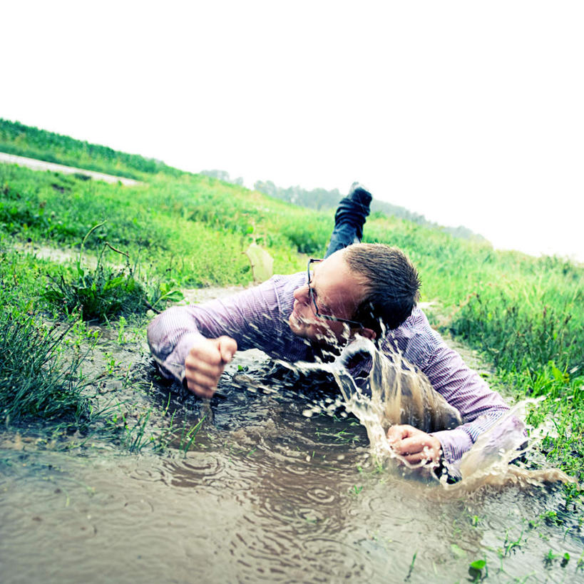 西方人,眼睛,眉毛,睫毛,一个人,方图,室外,白天,正面,衬衫,草地,山,水,植物,欧洲,欧洲人,瞳孔,仅一个男性,仅一个人,握,裤子,朦胧,模糊,液体,山峰,水滴,山峦,扭头,牛仔裤,鼓励,草,仅一个年轻男性,蓝色,绿色,蓝天,天空,天,加油,趴着,手势,握拳,转头,打气,握着,眼部,肮脏,晴朗,鼓舞,邋遢,万里无云,龌龊,污秽,恶浊,男人,男性,年轻男性,白种人,睫,眉,眼,眼睫毛,眼眉,晴空,晴空万里,趴,彩图,全身,衬衣,眼眉毛
