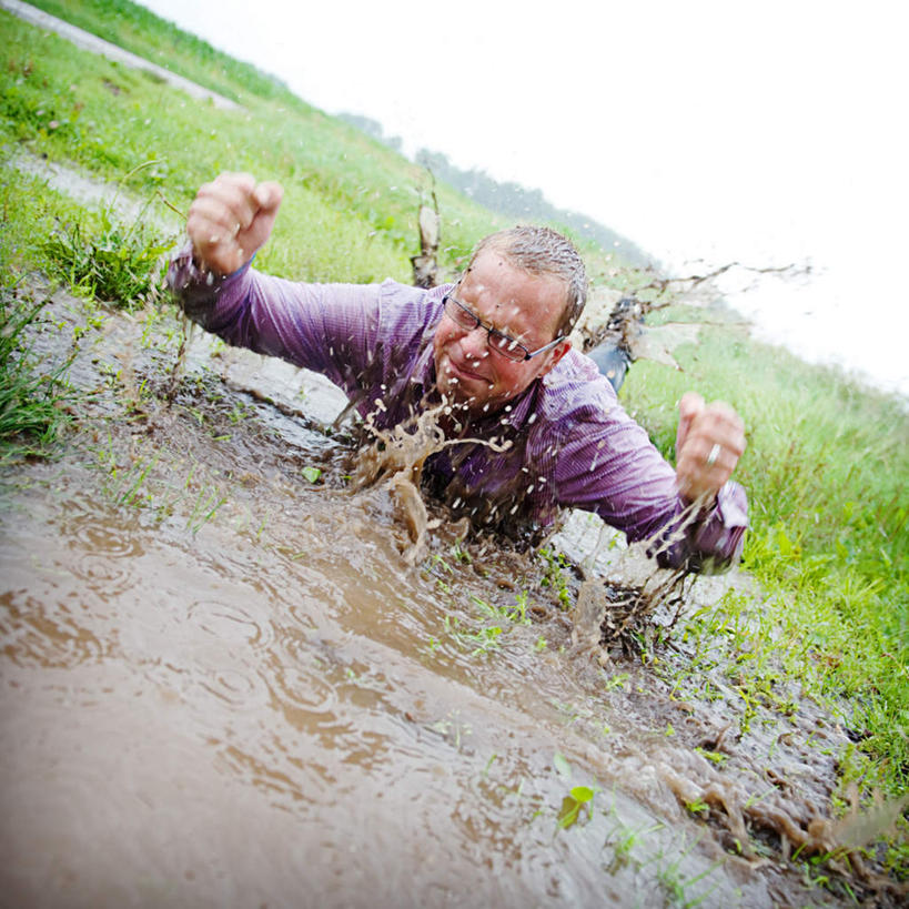 西方人,眼睛,眉毛,睫毛,一个人,方图,室外,白天,正面,衬衫,草地,山,水,植物,欧洲,欧洲人,瞳孔,仅一个男性,仅一个人,握,裤子,朦胧,模糊,液体,山峰,水滴,山峦,扭头,牛仔裤,鼓励,草,仅一个年轻男性,蓝色,绿色,蓝天,天空,天,加油,趴着,手势,握拳,转头,打气,握着,眼部,肮脏,晴朗,鼓舞,邋遢,万里无云,龌龊,污秽,恶浊,男人,男性,年轻男性,白种人,睫,眉,眼,眼睫毛,眼眉,晴空,晴空万里,趴,彩图,全身,衬衣,眼眉毛