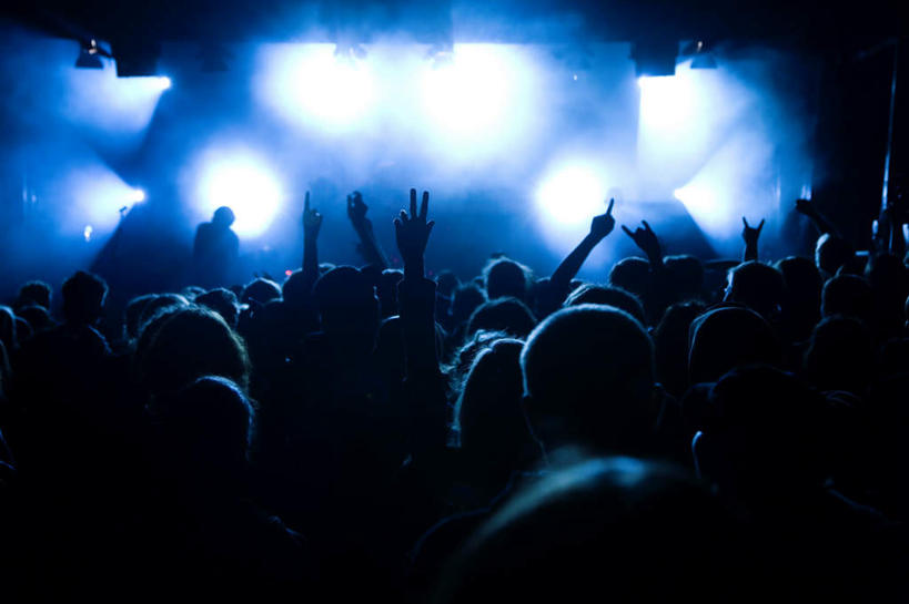 西方人,舞台,站,举,横图,室内,夜晚,侧面,照明,欧洲,欧洲人,一排,许多,服装,整齐,灯光,很多,许多人,注视,休闲装,座位,灯,排列,衣服,灯具,观察,看,托,站着,一群人,休闲服,射灯,服饰,观看,照亮,察看,照明设备,队列,关注,演唱会,坐位,男人,男性,年轻男性,年轻女性,女人,女性,白种人,表演台,举起,举手,举着,向上举,向上伸,向上托,站立,半身,彩图