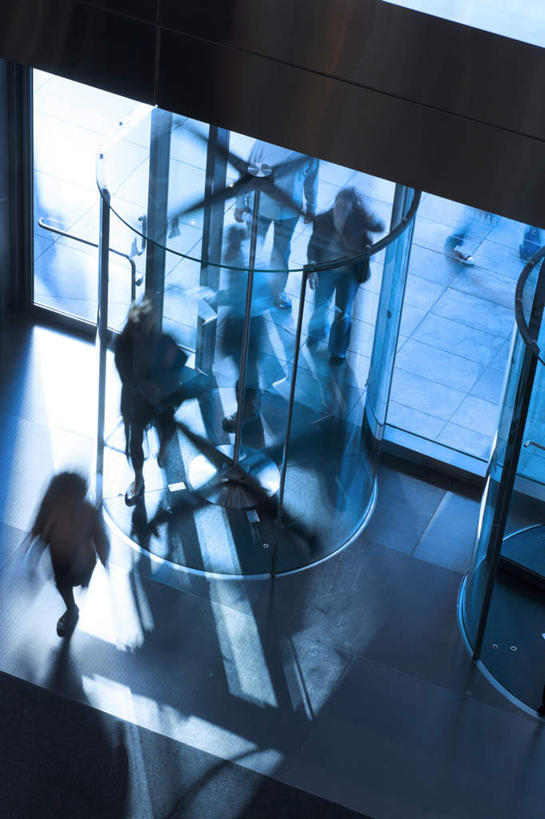 西方人,高楼大厦,走,竖图,俯视,室内,白天,办公楼,窗户,落地窗,门,大厦,摩天大楼,写字楼,欧洲,欧洲人,一排,阴影,服装,整齐,光线,瓷砖,地砖,影子,地面,许多人,繁忙,注视,休闲装,玻璃窗,排列,衣服,门框,楼宇,观察,看,一群人,休闲服,商务楼,服饰,观看,察看,队列,关注,忙碌,劳碌,白种人,步行,散步,走路,彩图,高角度拍摄,全身,大楼,高层建筑,高楼,摩天楼