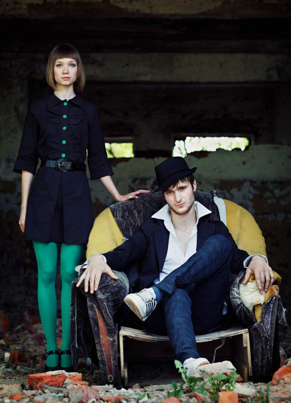 西方人,两个人,家,站,坐,竖图,室内,白天,正面,爱情,沙发,欧洲,欧洲人,服装,房屋,屋子,浪漫,二郎腿,注视,休闲装,破坏,楼房,破损,住宅,一个,衣服,观察,看,站着,温暖,温馨,休闲服,恩爱,恋人,服饰,单个,观看,损坏,和睦,察看,关注,丢弃,布艺沙发,抛弃,遗弃,摈弃,扔掉,扔弃,甩掉,扬弃,男人,男性,年轻男性,年轻女性,女人,女性,白种人,情侣,站立,坐着,彩图,全身,房子,伴侣,融洽