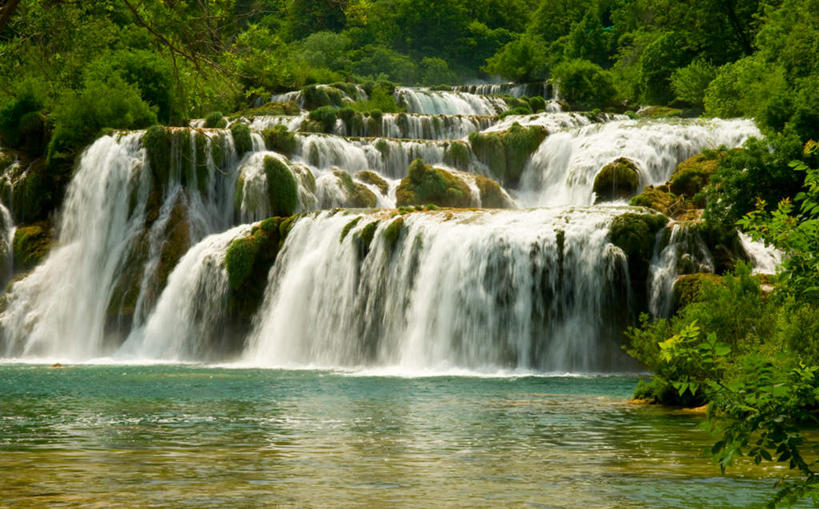 无人,横图,室外,白天,正面,旅游,度假,河流,美景,瀑布,树林,水,植物,欧洲,克罗地亚,阴影,波纹,飞溅,溅,光线,液体,影子,河水,景观,水滴,水流,涟漪,娱乐,水珠,树,树木,绿色,倒影,水纹,阳光,自然,波浪,享受,休闲,景色,放松,生长,成长,倒映,喷洒,自然风光,水晕,克罗地亚共和国,反照,达尔马提亚,达尔马提亚群岛,跌水,彩图