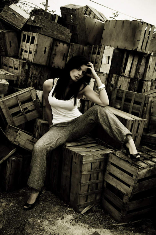 西方人,一个人,坐,举,竖图,室外,白天,正面,欧洲,欧洲人,仅一个年轻女性,仅一个女性,仅一个人,一堆,撑,阴影,堆叠,堆积,服装,电力,光线,木制,电线,木盒,线,影子,垃圾,电能,线路,注视,休闲装,衣服,蓝色,蓝天,天空,阳光,木制品,容器,天,观察,看,托,休闲服,服饰,晴朗,观看,张开双腿,储藏,堆,电,电源,电源线,察看,撑着,储存,关注,丢弃,能量,抛弃,万里无云,遗弃,摈弃,扔掉,扔弃,甩掉,扬弃,展开双腿,年轻女性,女人,女性,白种人,晴空,晴空万里,举起,举手,举着,向上举,向上伸,向上托,坐着,彩图,全身,贮存,伸展双腿